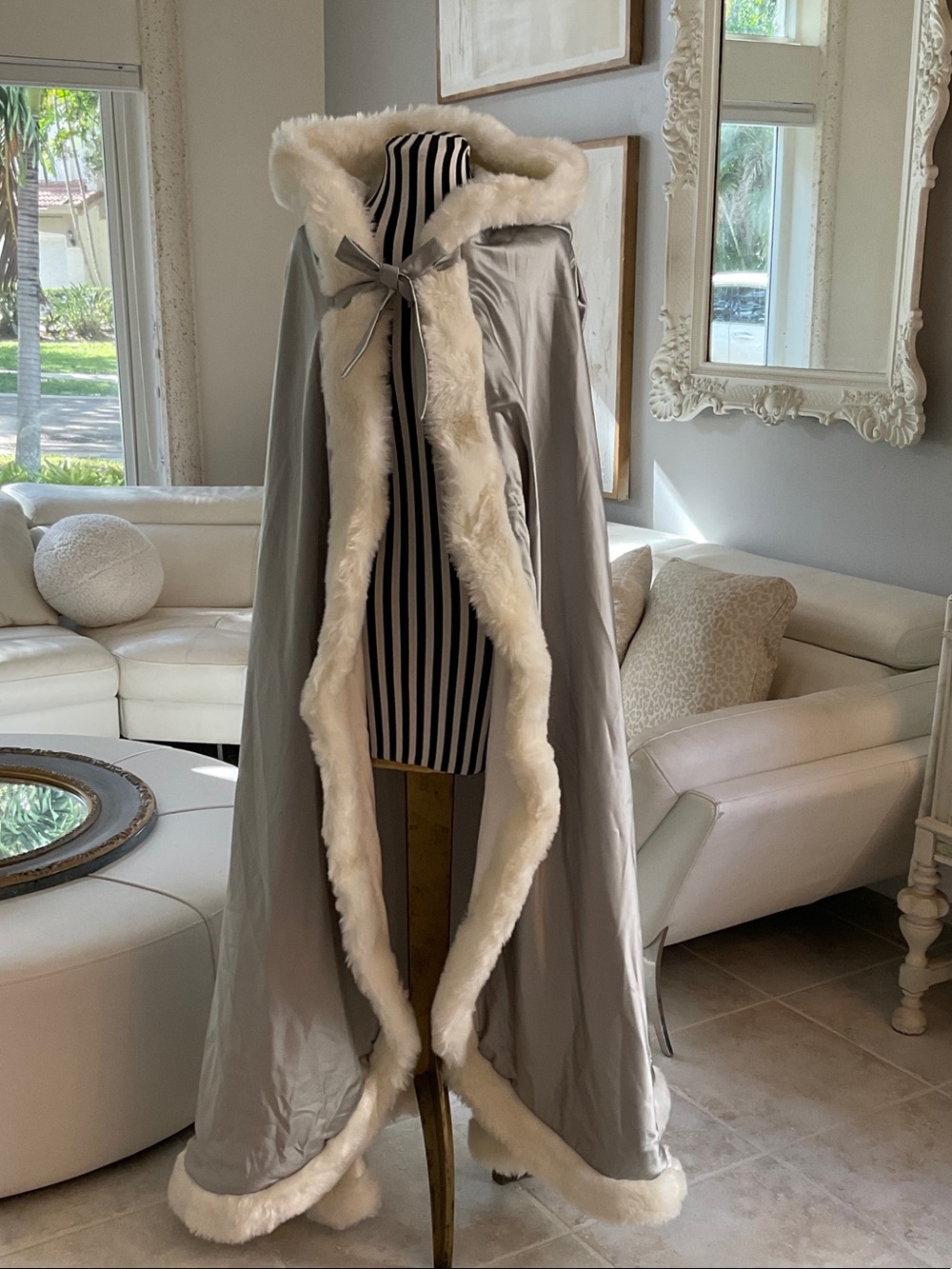 Beautiful Silver/Gray Faux Fur Trim Hooded Cape - Unbranded